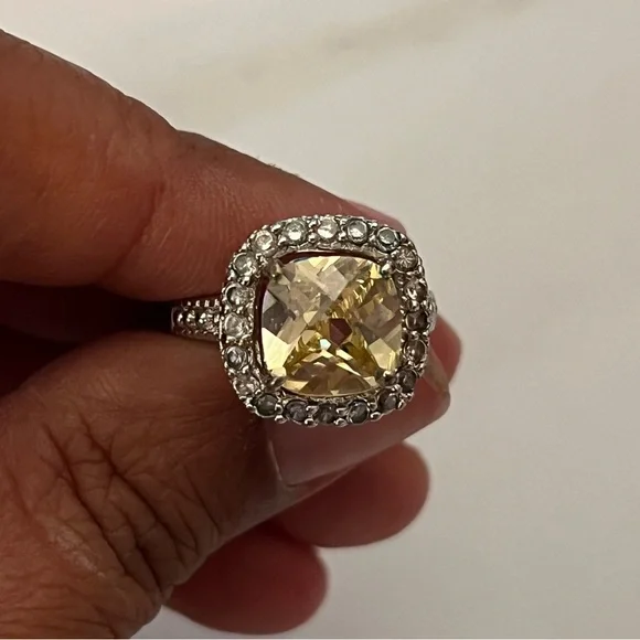 Elegant Silver and Yellow Gemstone Ring - Picture 7 of 9